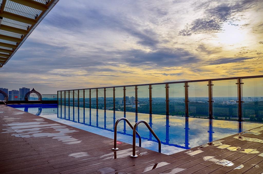 Holi Afiniti Themed Suites Нусаджайя Экстерьер фото